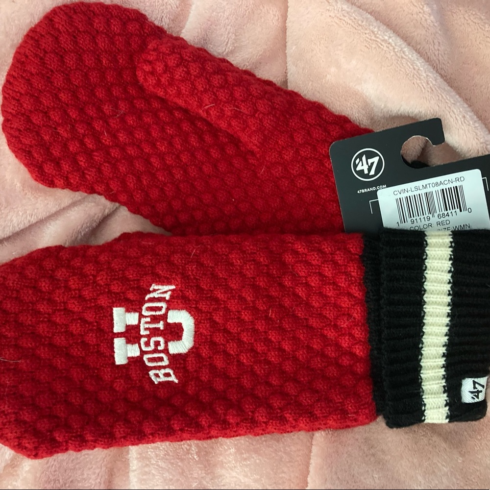 Ladies BU mittens NWT